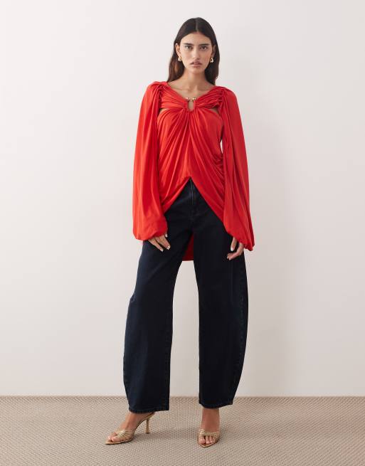 ARRANGE - Gedrapeerde top met metalen detail en cape-mouwen in rood, 2 van 4