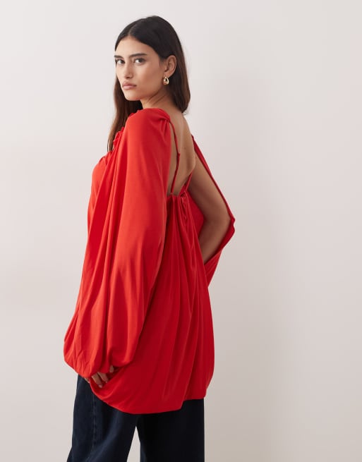 ARRANGE - Gedrapeerde top met metalen detail en cape-mouwen in rood, 4 van 4