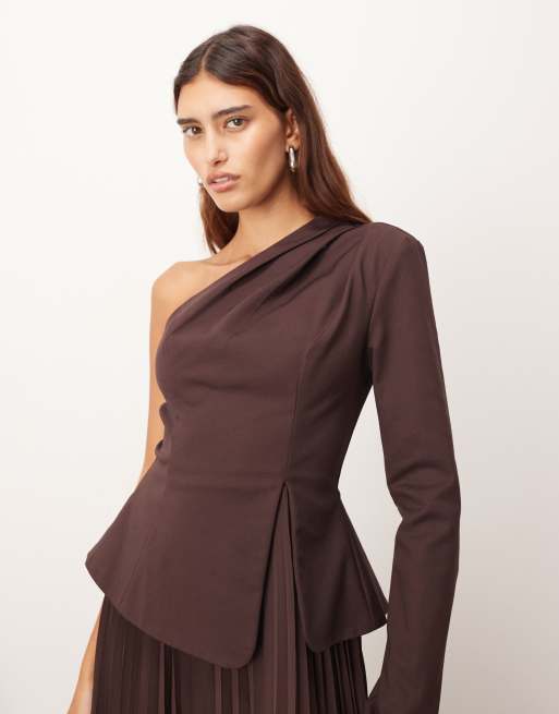 ARRANGe - Gemodelleerde maxi jurk met blote schouder en zoom met micro-plooien in chocoladebruin, 2 van 4