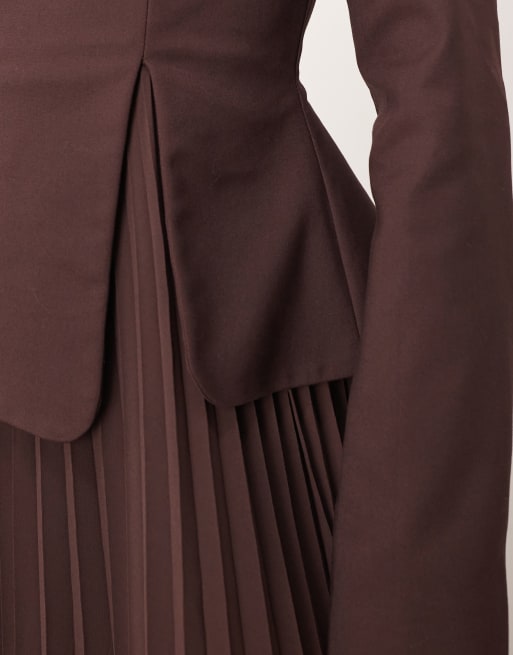 ARRANGe - Gemodelleerde maxi jurk met blote schouder en zoom met micro-plooien in chocoladebruin, 3 van 4