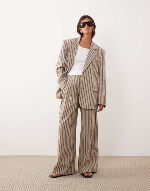 ARRANGE - Co-ord set van gestreepte oversized single breasted blazer en geplooide broek met wijde pijpen in chocoladebruin, 3 van 3