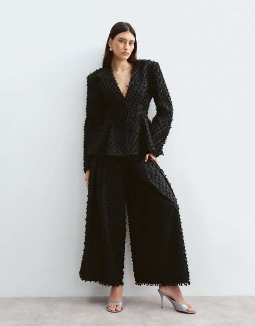 ARRANGE - Co-ord set van elegante getailleerde blazer zonder kraag met textuur en peplum en broek met wijde pijpen en hoge taille in zwart, 2 van 3