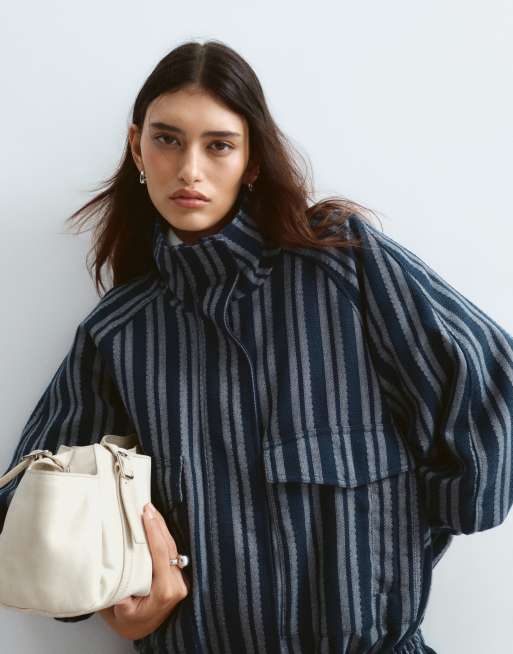 ARRANGE - Coordinato blu navy a righe testurizzato con pantaloni bombati e giacca oversize, 2 di 3