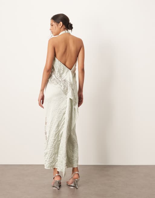 ARRANGE – Grå, krinklad midiklänning i satin med rak design, draperad halterneck och utsmyckningar, 3 av 4