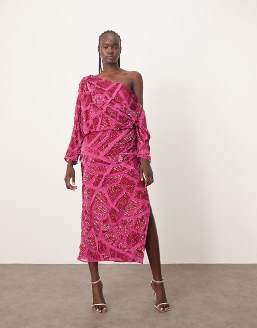 ARRANGE – Hallonrosa, paljettprydd maxiklänning med draperad off shoulder, råskuren fåll och abstrakt mönster, 2 av 4