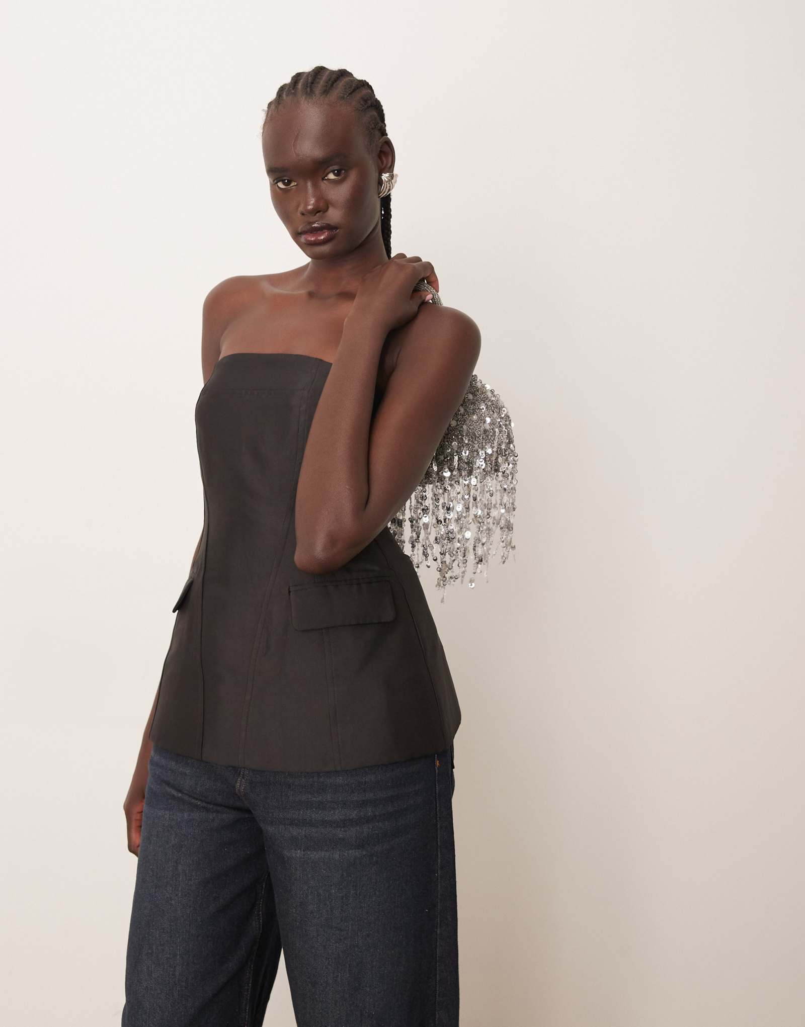 НАДЕНЬТЕ облегающий топ-бандо из плотного атласа черного цвета