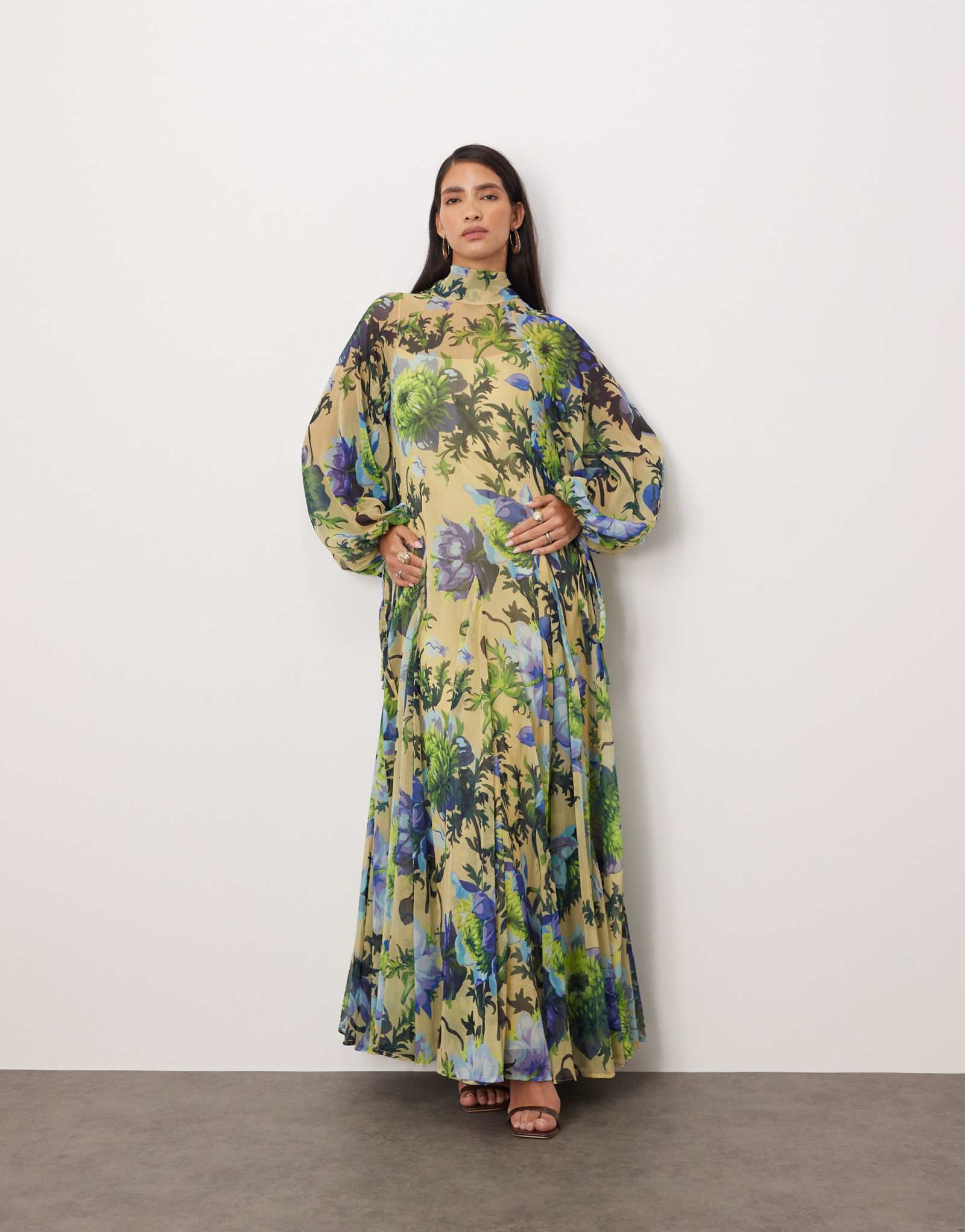 НАДЕНЬТЕ макси-платье-трапецию с высоким вырезом и ярким цветочным принтом