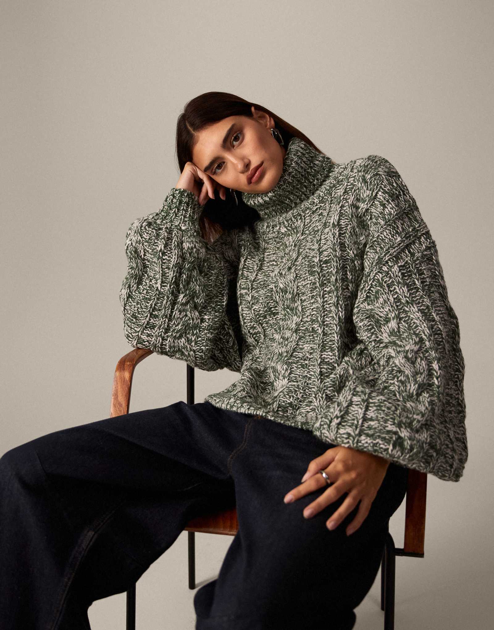 ОФОРМИТЕ свитер из крученой пряжи с высоким воротом в зеленых и кремовых тонах