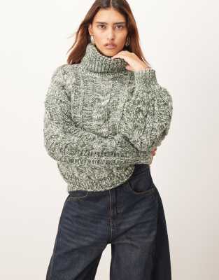 ARRANGE - Hochgeschlossener Pullover aus Zwirngarn in Grün und Creme mit Zopfmuster