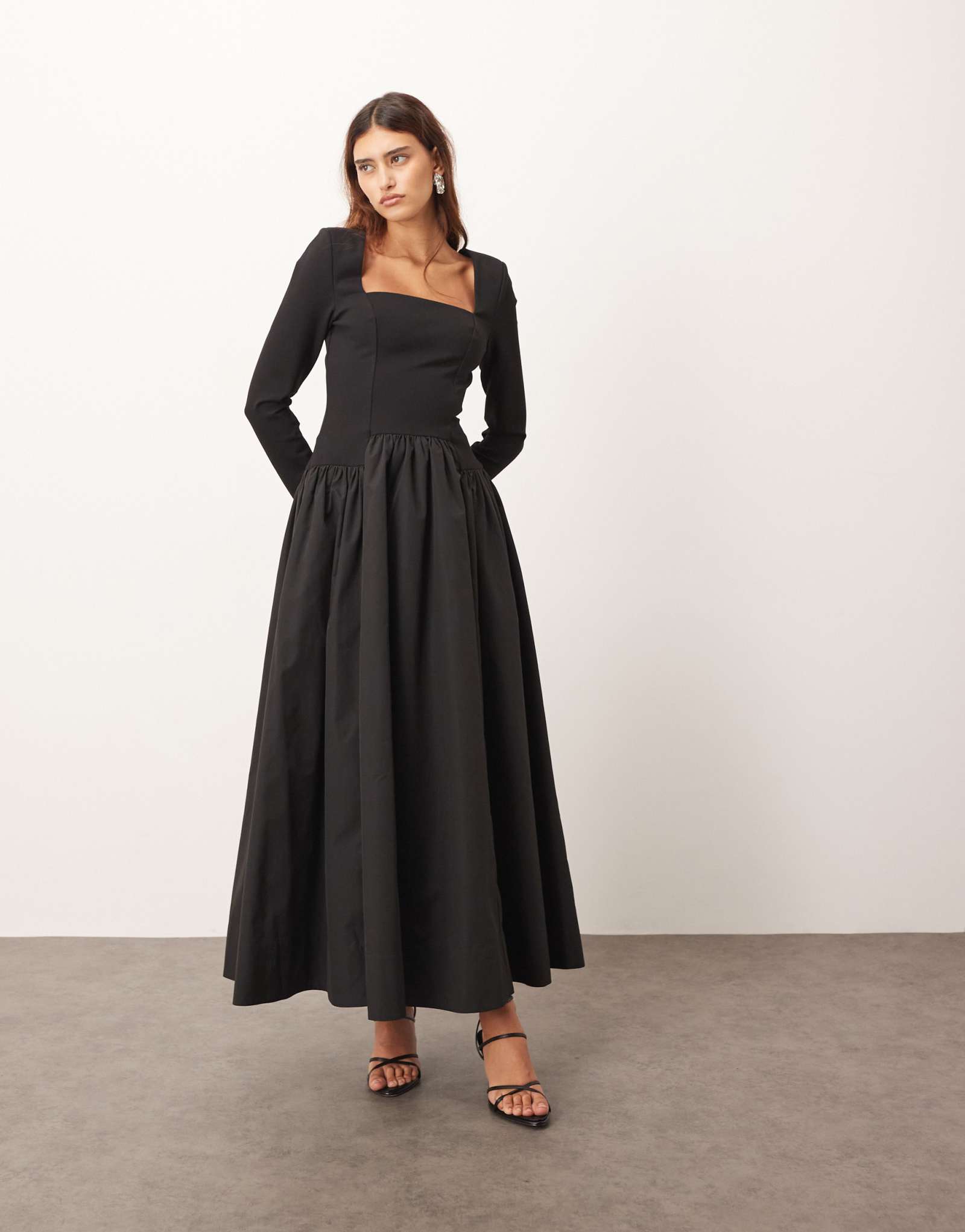 КОМБИНИРУЙТЕ макси-платье с квадратным вырезом и пышной юбкой черного цвета