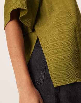 Arrange Hybrid Textured Raglan Tee In Green