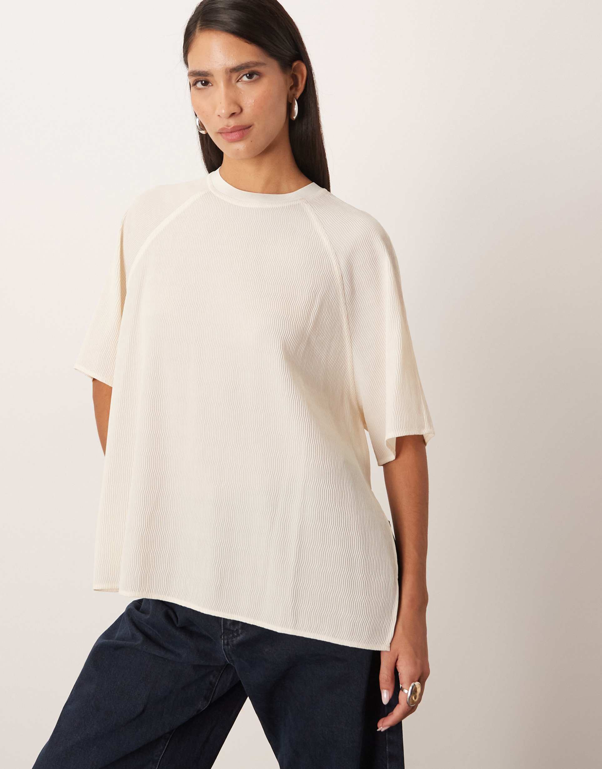 arrange hybrid textured raglan tee in oyster