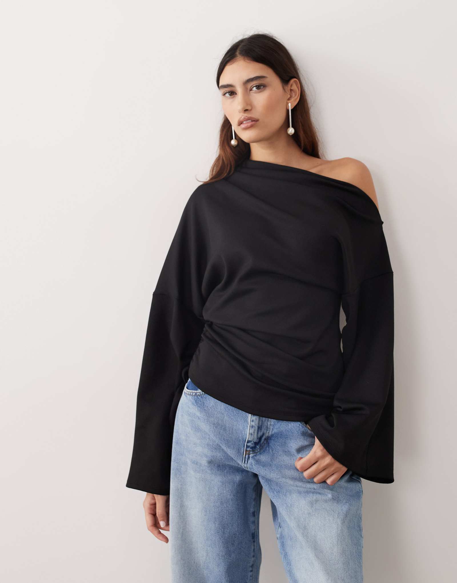 Топ из трикотажа с открытыми плечами, широкими рукавами и рюшами по низу черного цвета