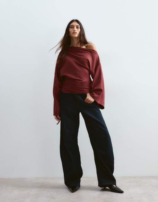 ARRANGE jersey topp med bara axlar, långa ärmar och rynkad fåll i burgundy, 2 av 4