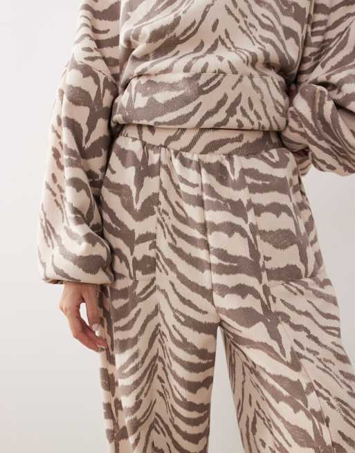 ARRANGE - Joggers pesanti premium oversize beige con stampa zebrata e fondo elasticizzato, 3 di 5