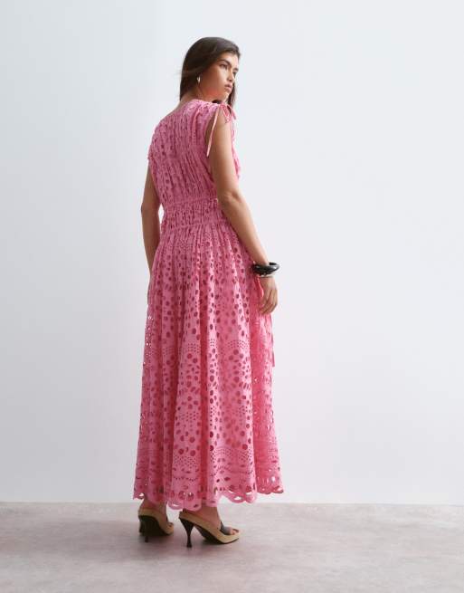 ARRANGE – Klarrosa, a-linjeformad maxiklänning med dragsko i broderie anglaise, 3 av 4