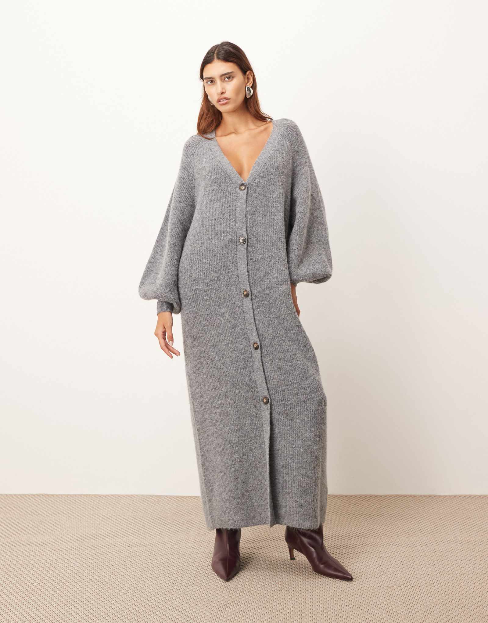 Платье макси серого цвета с вязаными рукавами-баллончиками и пуговицами на пуговицах