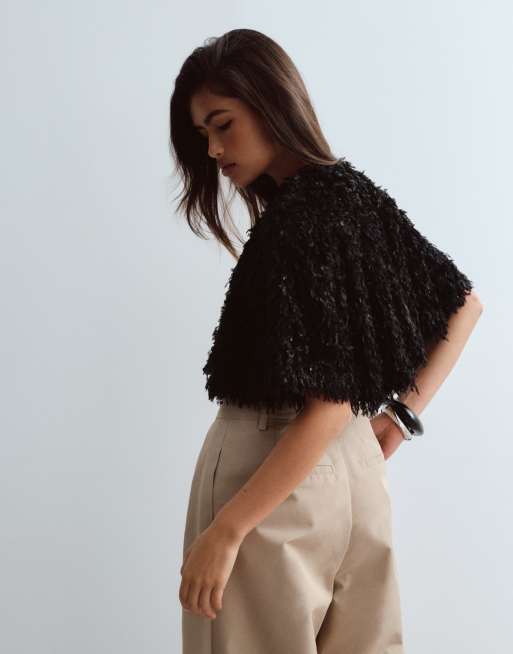 ARRANGE koszulka crop trapezowa ze sztucznym piórem w czerni, 4 z 4