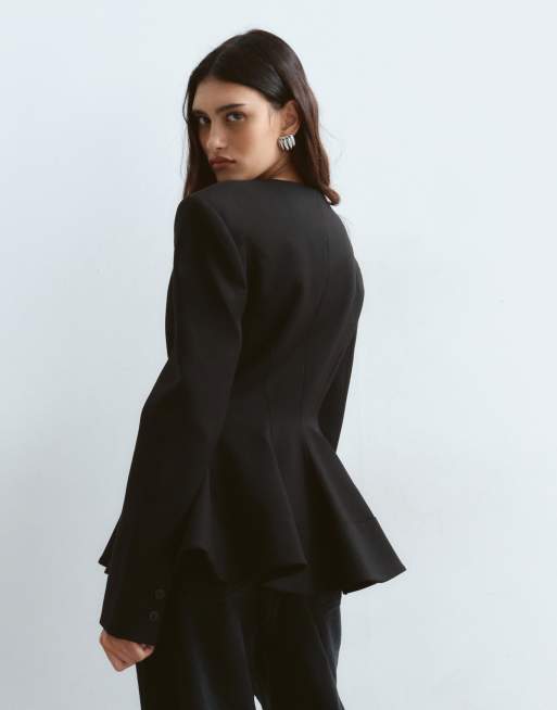 ARRANGE kragenloser Blazer mit starken Schultern und Schößchen in Schwarz, 4 von 4