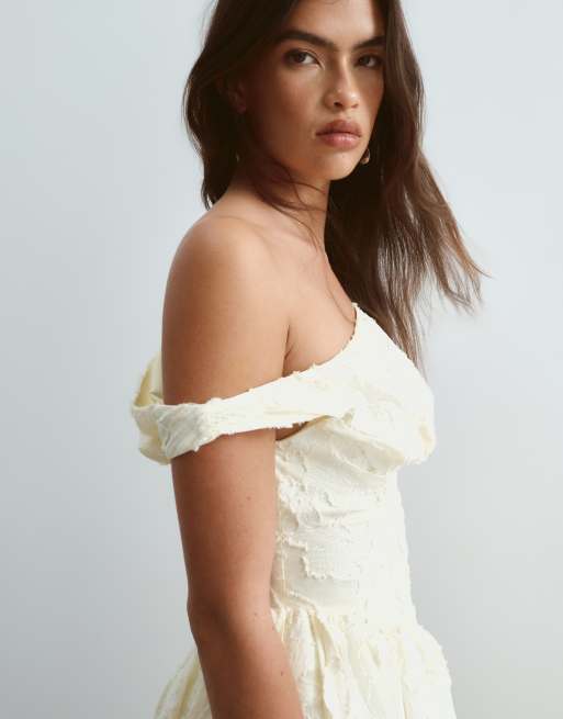 ARRANGE - Kærnemælksgul maxikjole i jacquard med offshoulder-design og korset-detalje, 3 af 4