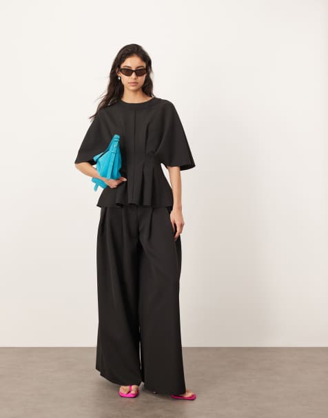 ARRANGE – Kurzärmliges Oberteil und elegante Hose mit plissiertem Bund und weitem Bein in Schwarz - view 1