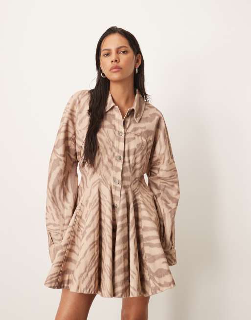 ARRANGE – Kurzes, gesäumtes Hemdkleid mit weitem Rock und Tigermuster in Naturfarbe, 2 von 4