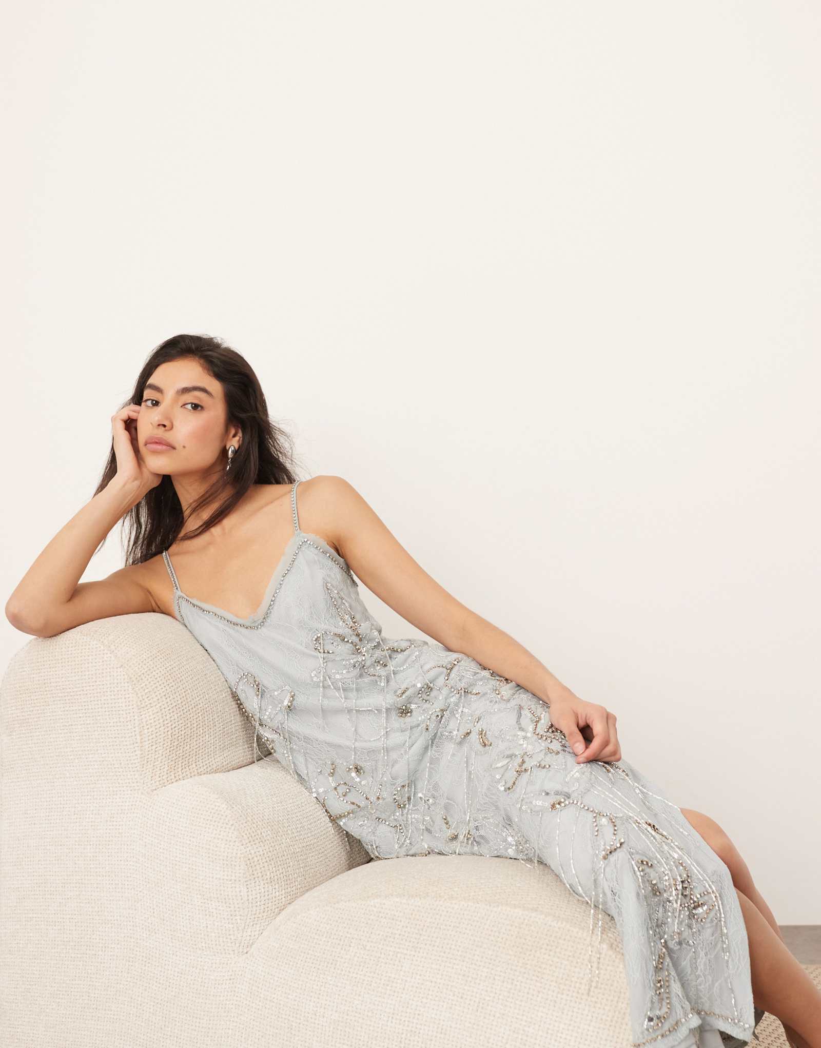 Платье мидакси с кружевной отделкой и цветочной бахромой на бретелях-колоннах светло-голубого цвета