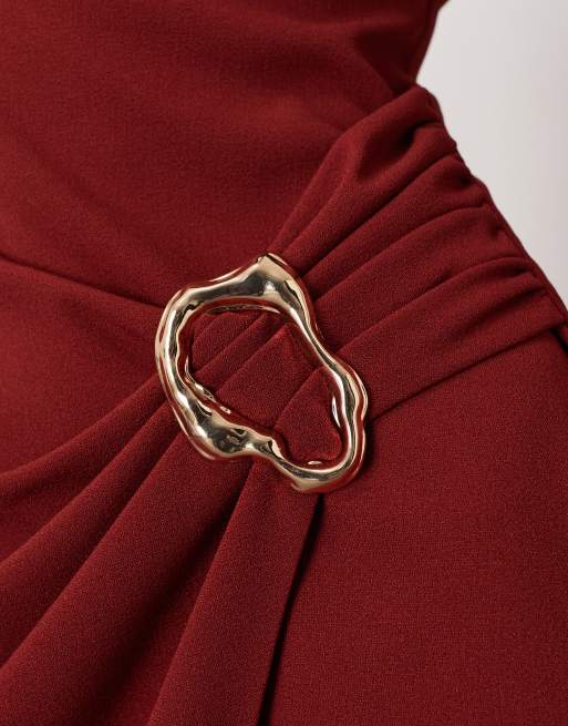 ARRANGE – Langärmliges, drapiertes Satin-Maxikleid in Merlot mit goldfarbenem Metallbesatz, 2 von 4