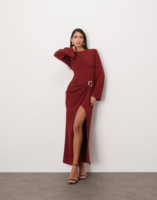 ARRANGE – Langärmliges, drapiertes Satin-Maxikleid in Merlot mit goldfarbenem Metallbesatz, 3 von 4