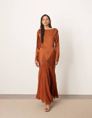 ARRANGE - Langärmliges Maxikleid im Mix-Stil in Karamellbraun mit verdrehtem Detail an der Schulter