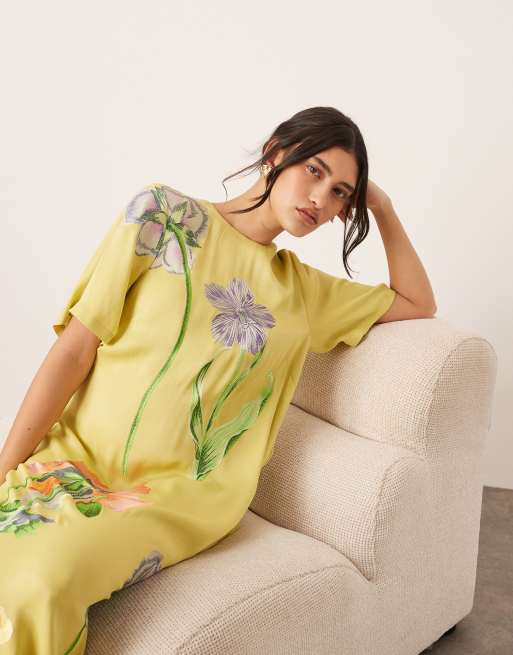 ARRANGE - Limegrøn T-shirt-kjole i satin i maxilængde med blomsterbroderi, 2 af 4