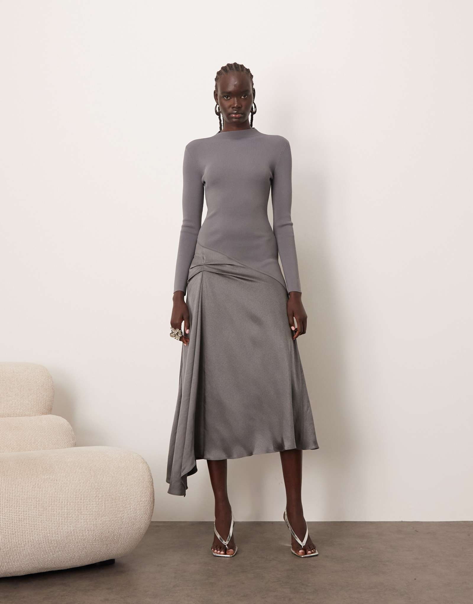 Платье миди из гибридного трикотажа с длинным рукавом серого цвета