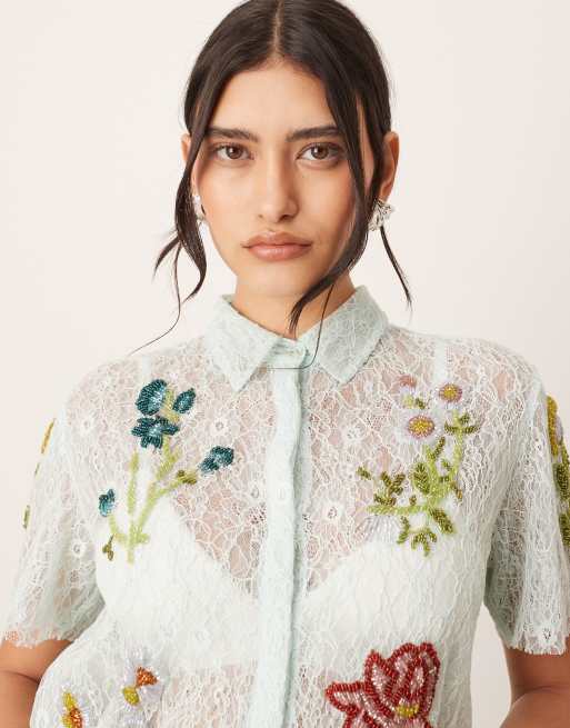 ARRANGE - Lyseblå og cropped skjorte i blondemateriale med blomsterudsmykning - Del af sæt, 3 af 4