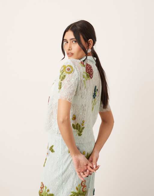 ARRANGE - Lyseblå og cropped skjorte i blondemateriale med blomsterudsmykning - Del af sæt, 4 af 4