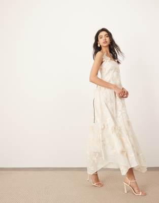 ARRANGE - Maxi-Trägerkleid in Cremeweiß mit gespiegelter Applikation und Blumenstickerei-Gelb