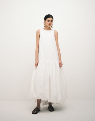 ARRANGE - Maxikleid in Weiß mit tiefer Taille und Ballonsaum