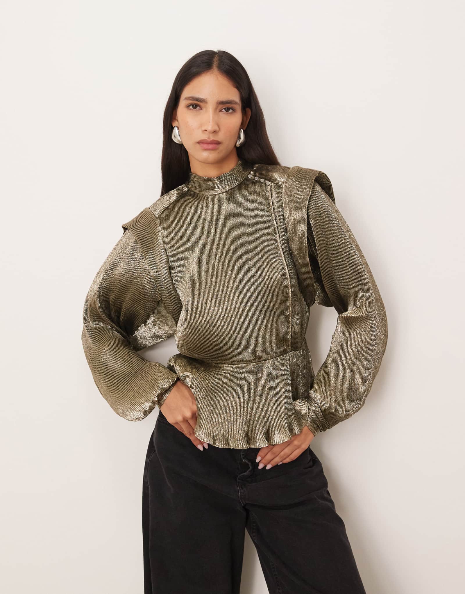 ОФОРМИТЕ блузку с металлическими складками на плечах из античного золота
