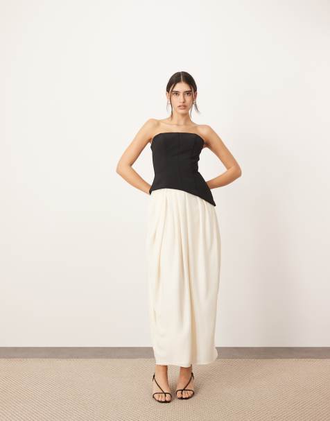 ARRANGE - Midikjole med formgivende bandeau-top i sort og draperet tulipannederdel i hvid - view 1
