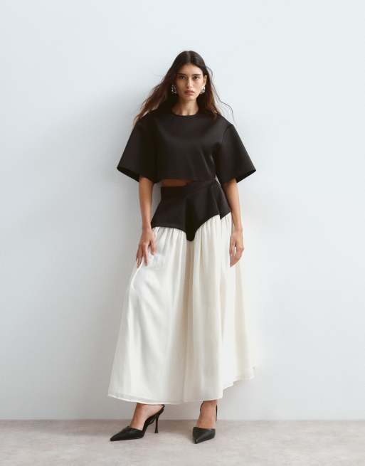 ARRANGE crop t-shirt and sculpted waist full midi skirt co-ord in bonded satin in black, 2 von 3