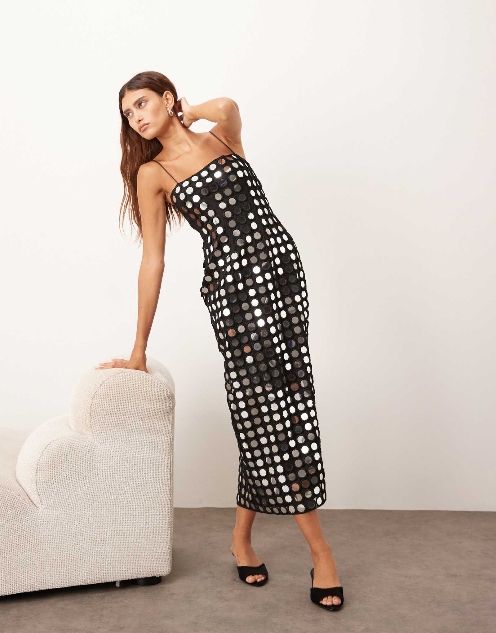 РАСПОЛОЖИТЕ украшенное зеркалами платье миди с ками-колоннами черного цвета