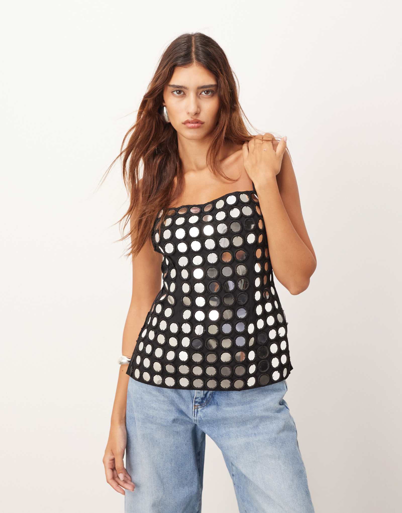 ОФОРМИТЕ минималистичный удлиненный топ на бретелях черного цвета, украшенный зеркалами