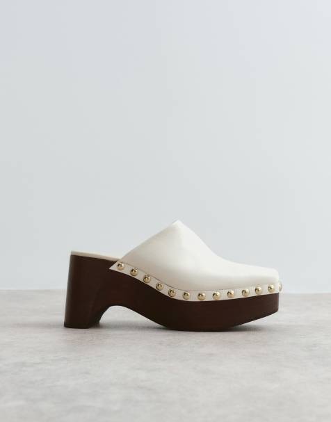ARRANGE – Mit Nieten besetzte Clogs aus Leder in Knochenweiß - view 1