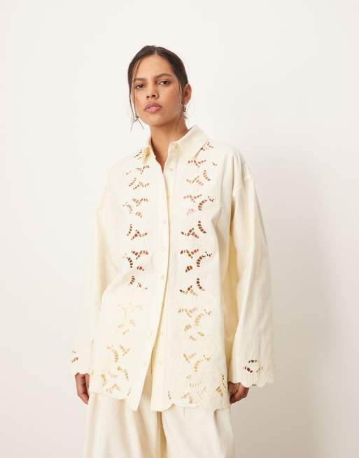 ARRANGE – Naturvit skjorta med broderi och utskurna detaljer, del av set