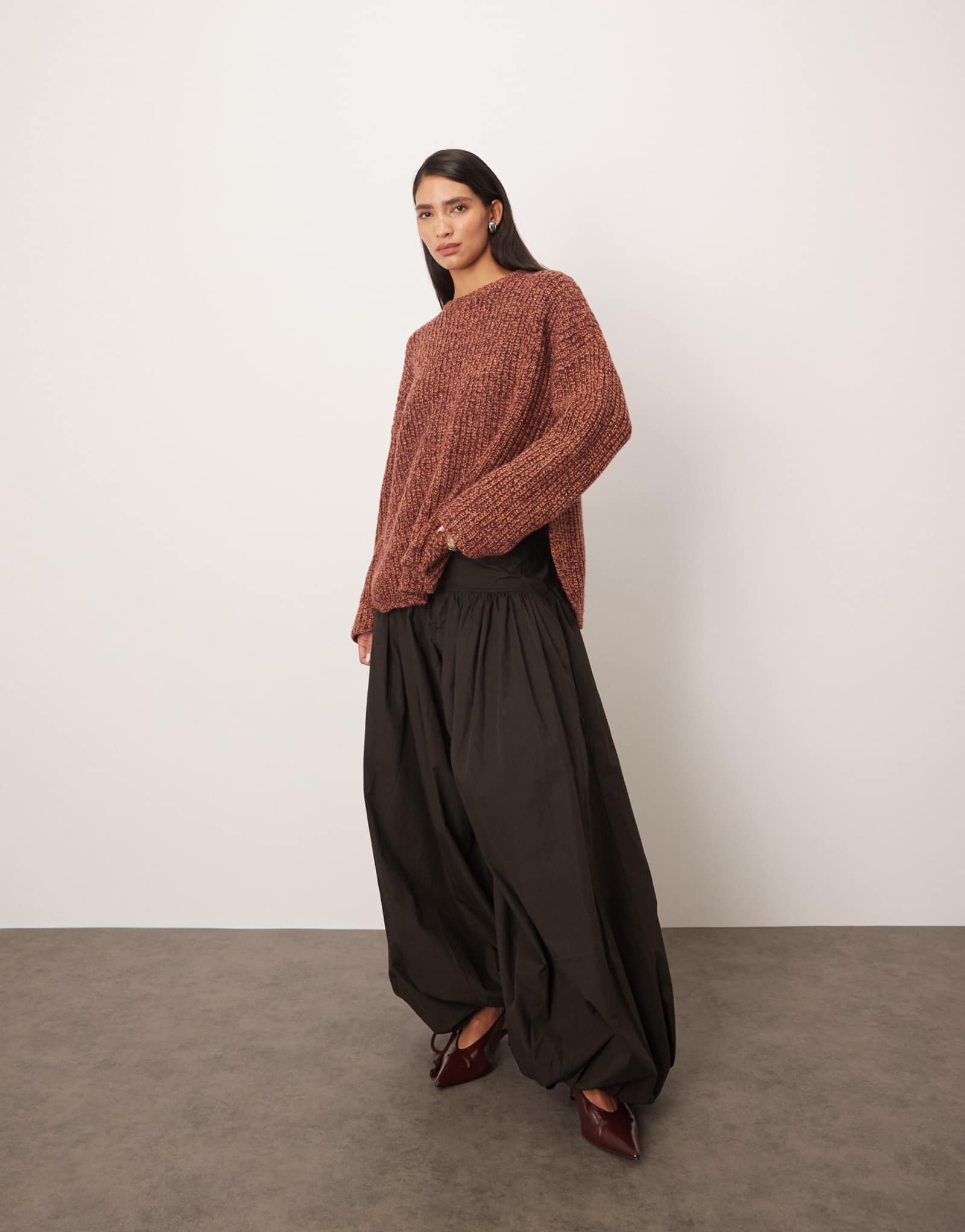 Красный свитер из мериноса плотной вязки с пышными закругленными краями