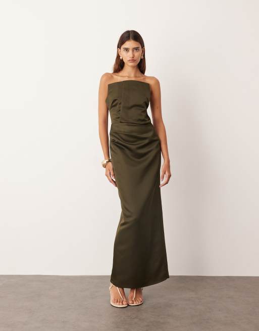 ARRANGE – Olivgrön, strukturerad maxiklänning i satin med bandeau-ringning