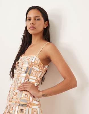 ARRANGE - Orange cami-midikjole med søjlesnit og geometrisk gitterprint - view 1