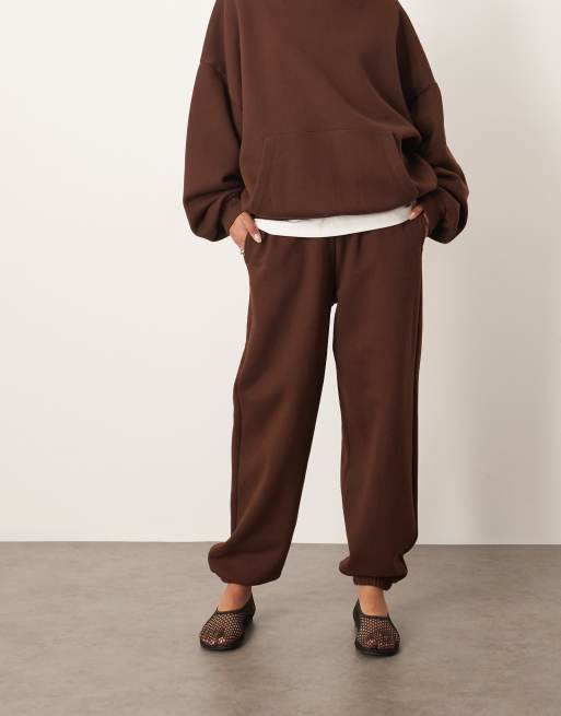 ARRANGE – Oversize-Jogginghose aus hochwertigem, schwerem Material in Schokobraun mit Bündchen, 2 von 5