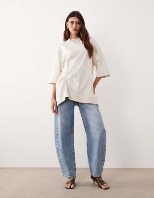ARRANGE - Oversize-T-Shirt in Ecru mit gerafftem Detail an der Seite-Weiß