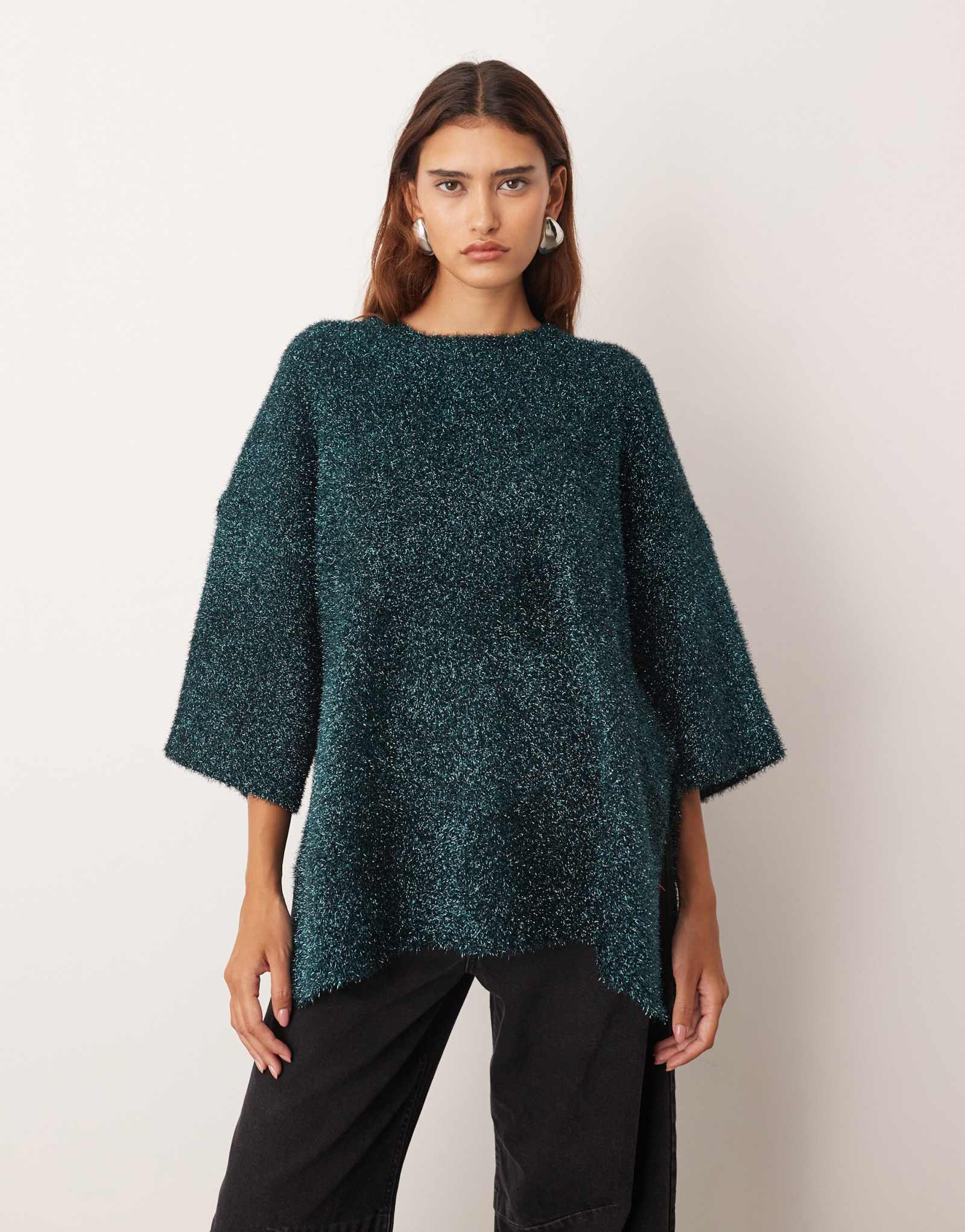 НАДЕНЬТЕ объемную футболку из плотного трикотажа с металлическим отливом цвета оружейного металла