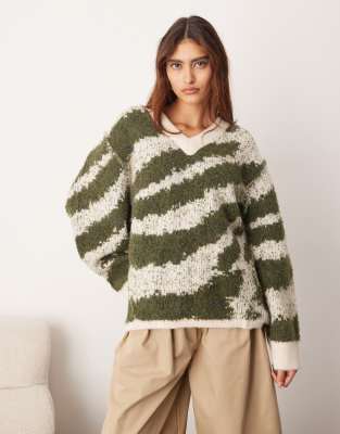 ARRANGE ARRANGE oversized knit v neck jumper with curve hem in green & cream tiger antarsia-Multi